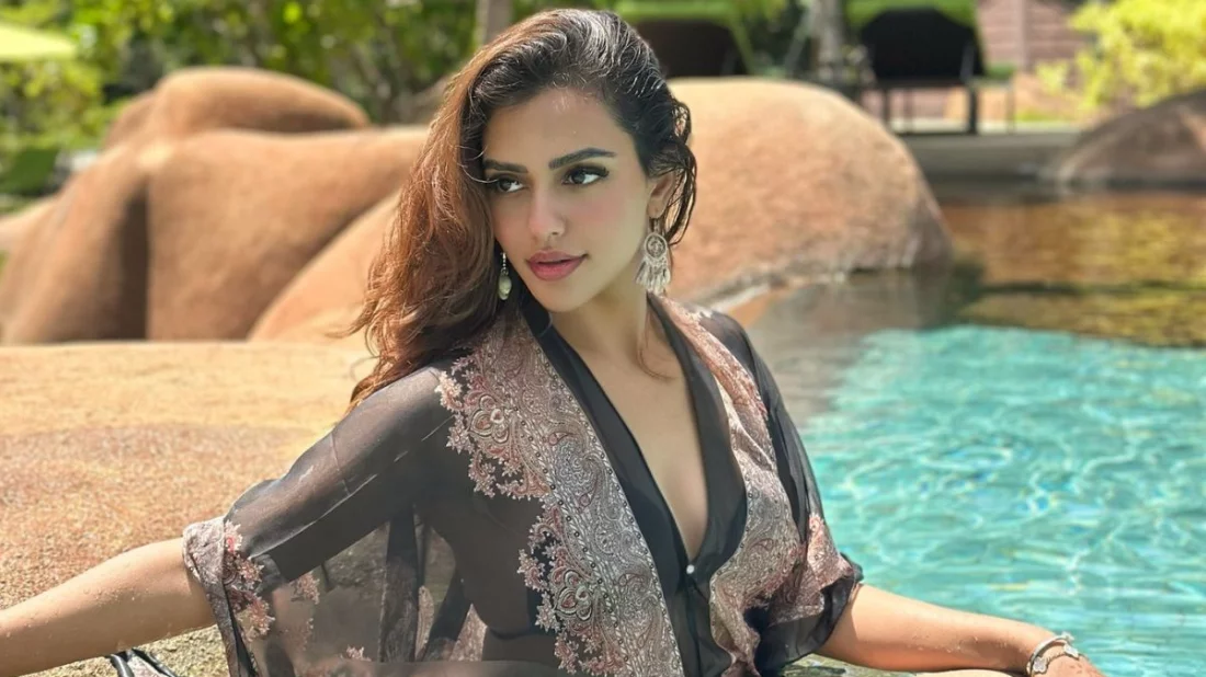  কাফতান বিকিনিতে জলকেলিতে উষ্ণতা ছড়ালেন নুসরাত ফারিয়া